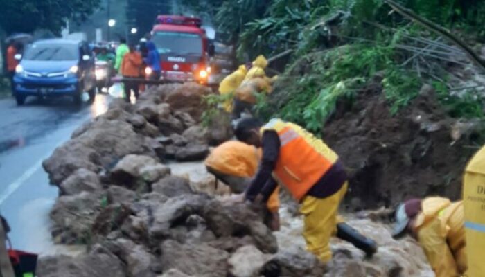 Tim URC UPTD IV Dinas Bina Marga Evakuasi Longsor Cilawu Garut