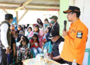 Korban Bencana Longsor di Garut Terima Bantuan