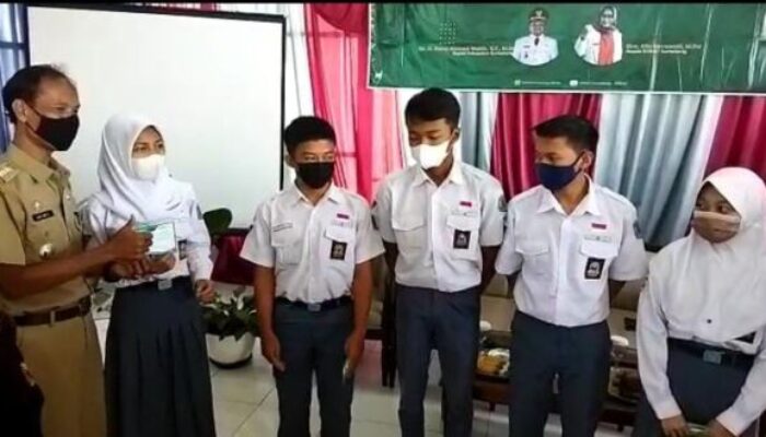 Camat Sumedang Utara Serahkan KTP Elektronik Bagi Pelajar, Simoyan Go to School