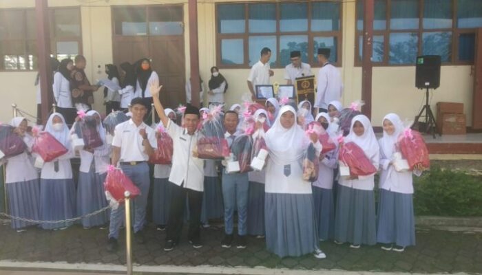 Tanda Mata untuk Siswa Berprestasi