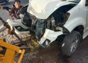 Sempat Oleng, Mobil Seruduk Pohon di Kadipaten