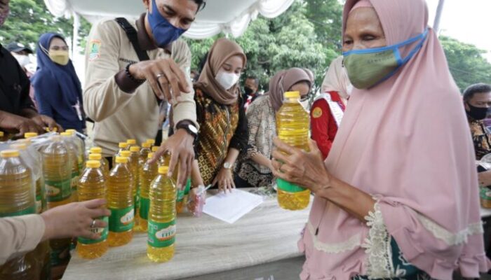 Operasi Pasar Minyak Goreng di Karawang