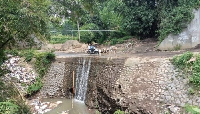 Kades Sindang Prabu Minta Pemkab Garut Perbaiki Jembatan Cimalaka