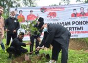 PDI Perjuangan Kab. Tasik Hijaukan 1,5 Km Jalan Cisinga