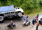 Dua Truk Besar Mogok, Jalur Singaparna-Garut Macet