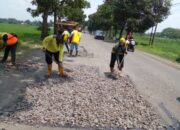 Tim URC Dinas BMPR Jabar Lakukan Pemeliharaan Jalan