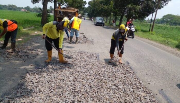 Tim URC Dinas BMPR Jabar Lakukan Pemeliharaan Jalan