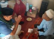 Sambil Sarungan, Wagub Jabar Serahkan Bantuan Rutilahu di Jayamukti