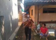 Bhabinkamtibmas Polsek Jatiwangi Jemput Lansia Divaksin