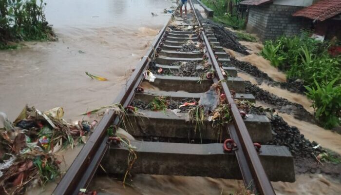 Hujan, Jalur Rel KA Sukabumi-Gandasoli Terkikis, Tak Bisa Dilintasi