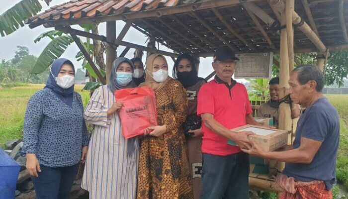 Perempuan Perjuangan Indonesia Kota Tasik Bantu Rumah Warga