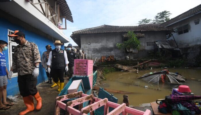 Terdampak Banjir Bandang di Kampung Tugu Dicek Gubernur Jabar