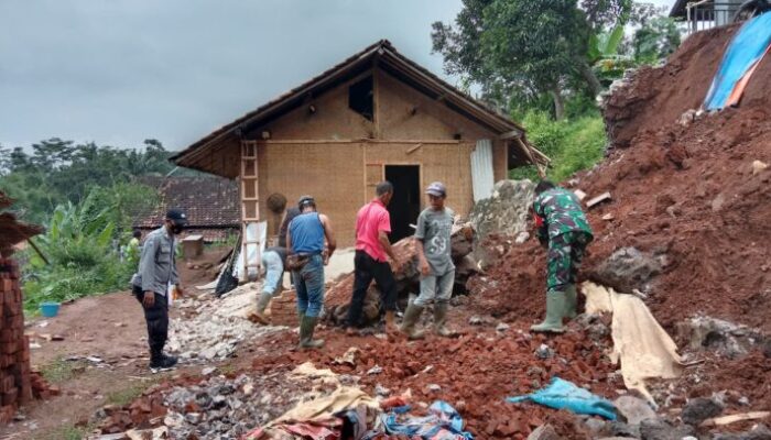 Longsor, Begini Langkah Babinsa Sirnamulya