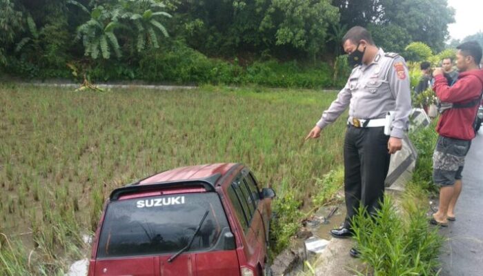 Mobil Terjun ke Sawah di Bantar