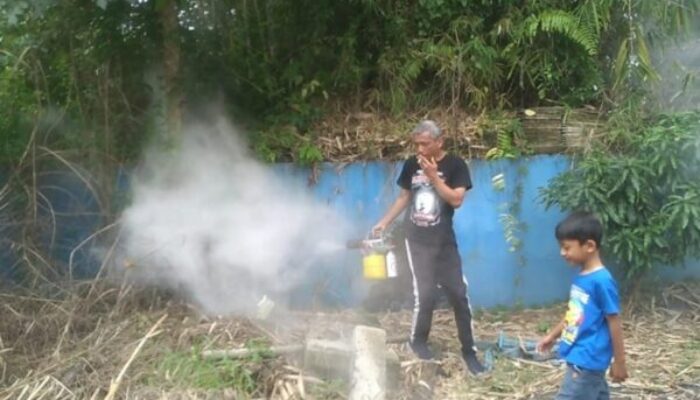 Warga Perum Situsari, Asapi Lingkungan Usir Nyamuk Aedes Aegypti