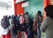 Warga Tasik Berburu Minyak Goreng Rp 14 ribu