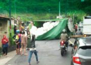 Mesin Truk Mati Saat Menanjak, Terguling di Lingkar Gentong