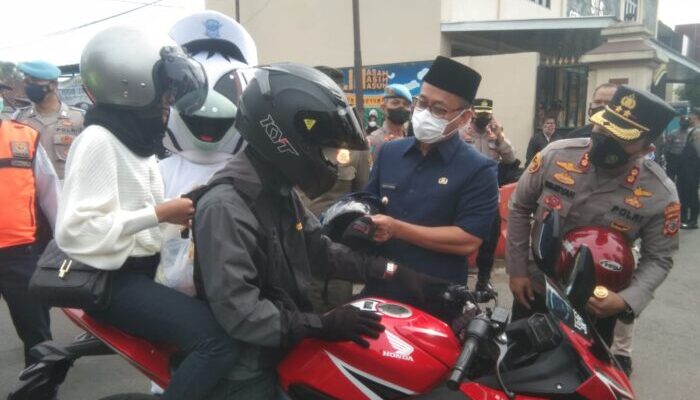 Wabup Heran Kubah Menara Masjid Gebu Runtuh