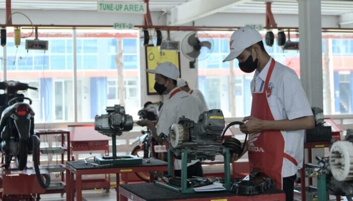 SMK Mitra Industri MM2100 Lakukan Pembelajaran Secara Link and Match