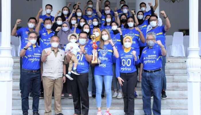 Tim Putri Bandung bjb Tandamata Terima ‘Kadeudeuh’