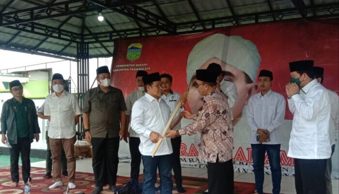 Muhaimin Iskandar Dapat Hadiah Pedang Bambu dari Sukamanah