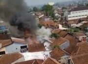 Uang Rp 300 Juta Diduga Hangus Saat Rumah di Cihideung Terbakar