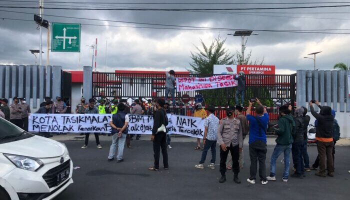 Harga BBM Naik, Mahasiswa Demo Terminal BBM Tasik