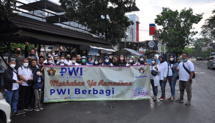 PWI, IKWI dan SMSI Bagikan Makanan di Bulan Ramadan