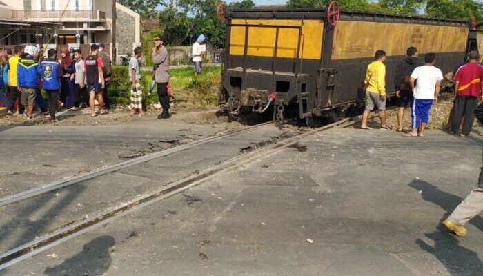 Kereta Pengangkut Batu Balast Anjlok di Emplasemen Stasiun Leles