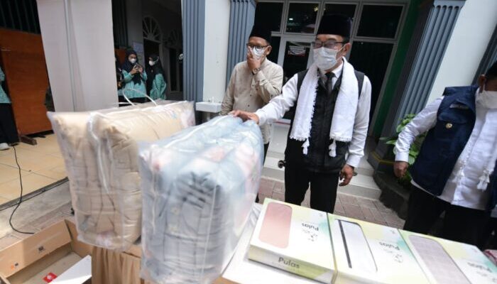 Santri Pesantren At Taufiq Produksi Sabun Herbal
