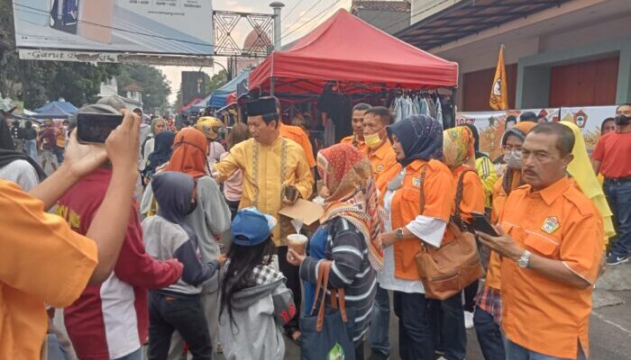 Kosgoro 1957 Garut Bagi-bagi Takjil Buka Puasa