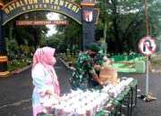 Prajurit Kodam III Siliwangi Bagikan Takjil Buka Puasa