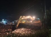 Atasi Banjir, Dansektor 5 Citarum Harum Bersihkan Sampah di Sungai Cikeruh