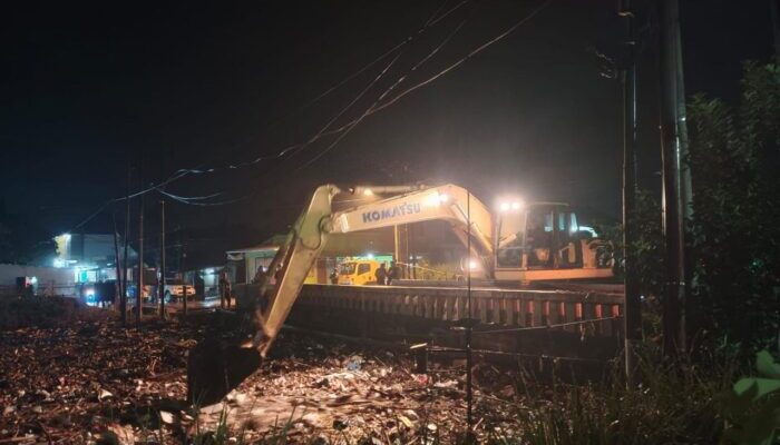 Atasi Banjir, Dansektor 5 Citarum Harum Bersihkan Sampah di Sungai Cikeruh