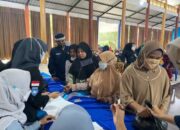 KM Fikes Umtas Bagikan Sembako ke Warga Sekeliling Kampus