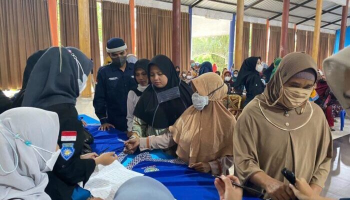 KM Fikes Umtas Bagikan Sembako ke Warga Sekeliling Kampus