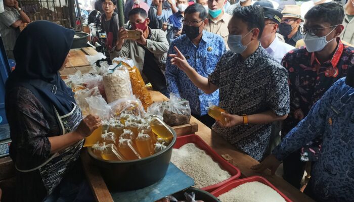 Kunjungi Dua Pasar Tasik, Wamendag Temukan Harga Migor Curah di Atas HET