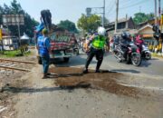 Jalan Berlubang Ditambal, Dilakukan Personil Polres Cianjur
