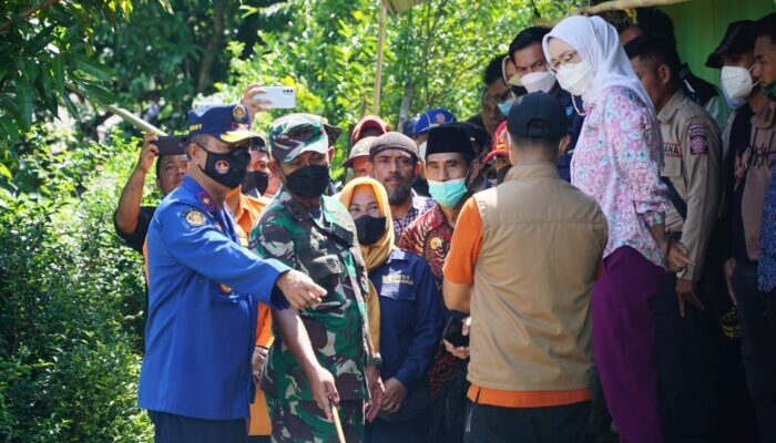 Dandim Purwakarta Bantu Terdampak Longsor di Desa Sukajadi