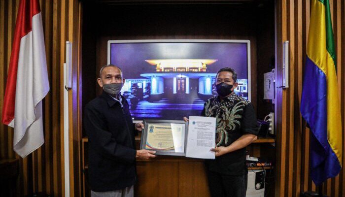 Unla Berikan Penghargaan kepada Pemkot Bandung