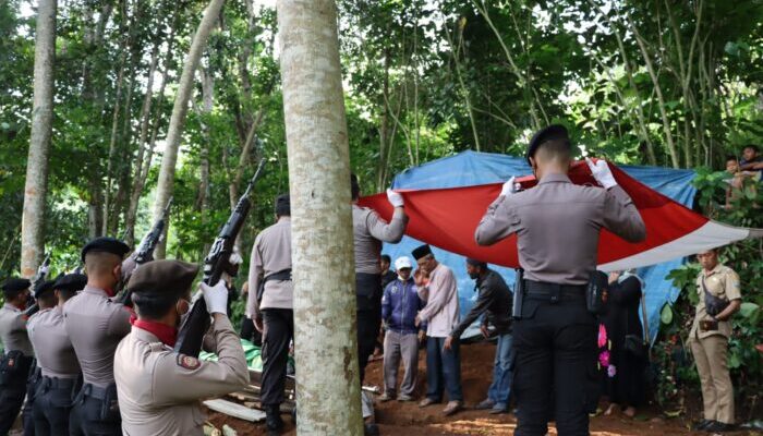 Pemakaman Jenazah Bripka Iwan Diwarnai Tangis Histeris Istri