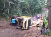 Tak Kuat Nanjak, Truk Terbalik di Tanjakan Warsih