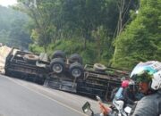 Tronton Terguling Timpa Mobil di Gentong