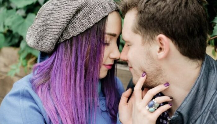 Ini Alasan Sebaiknya Tak Umbar Kemesraan di Tempat Umum, Merusak Reputasi!