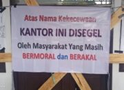 Kantor Desa Cikareo Wado Disegel Warga, Kades Pamerkan Kemesraan