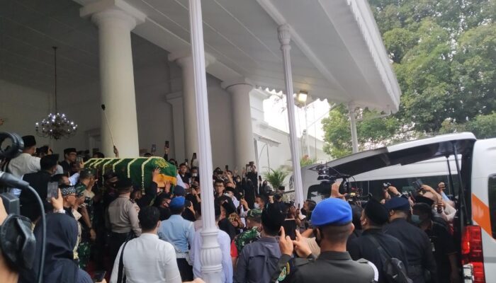 Prosesi Pemakaman Almarhum Emmeril, Doa Terus Mengalir