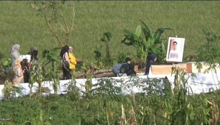 Waktu Dibatasi, Makam Emmeril Dipadati Peziarah