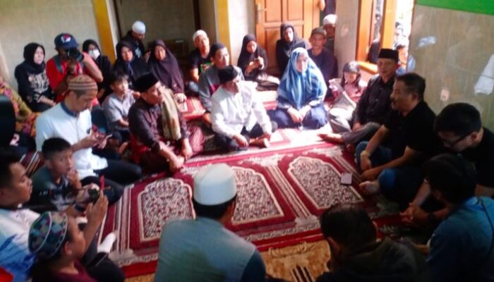 Umuh Muchtar Takziah ke Rumah Bobotoh