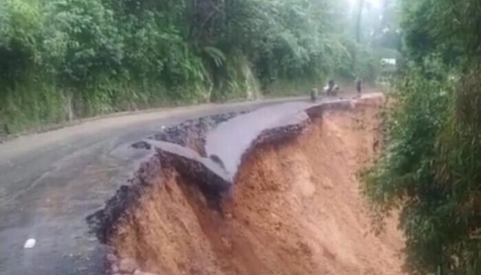 Jalan Nasional di Tanggeung Cianjur, Ambles