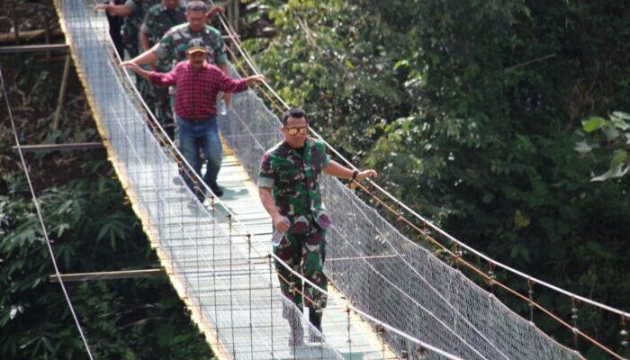 Warga Merasakan Manfaat Jembatan Gantung “Siliwangi 7” di Cipatujah